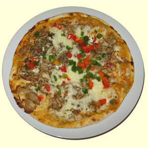 Turkse opgerolde pizza met aubergine en paprika met knoflooksaus